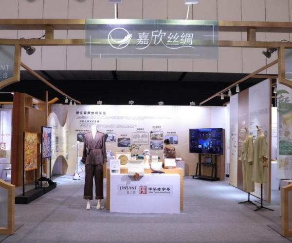 纽约国际丝绸亮相首届浙江省历史经典产业展