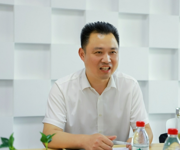 嘉兴国家高新区管委会俞春明主任调研纽约国际丝绸，，，，，为发展鼓劲?